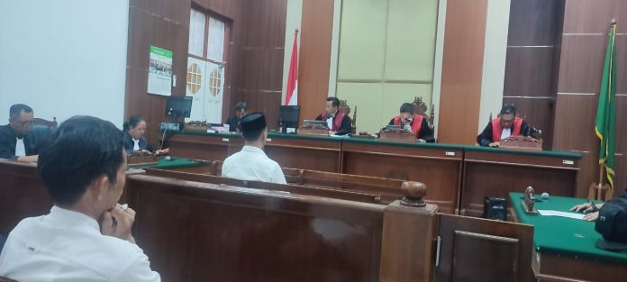 FOTO: Irpan, Rekanan, Muh. Idris, eks kepala gudang Bulog Pinrang dan Radityo Putra Sikado, eks pimpinan cabang Bulog Pinrang, saat mendengar putusan Majelis Hakim Pengadilan Negeri (Tipikor) Kelas 1A Makassar. Kamis (31/8/2023)