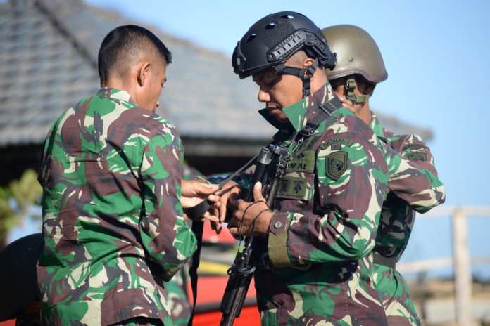 FOTO: Prajurit Petarung Yonmarhanlan VI Makassar melaksanakan kegiatan latihan Renang Militer (Renmil) untuk menjaga dan meningkatkan kemampuan perorangan serta ketangkasan prajurit petarung yang dilaksanakan di Pantai Jalaria Mako Lantamal VI Makassar. Jum'at (01/09/2023).