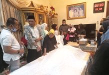 Mantan Gubernur Sulsel Amin Syam Dimakamkan di Bojo Barru Secara Militer FOTO: Jenazah mantan gubernur Sulsel Mayor Jenderal (Purn) TNI AD HM. Amin Syam saat disemayamkan di rumah duka Jl. Pandang Raya, Kompleks Azalea, Bukit Villa Mas Blok B Nomor 5, Kelurahan Paropo, Panakukang, Kota Makassar.