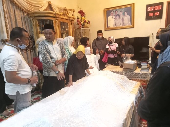 FOTO: Jenazah mantan gubernur Sulsel Mayor Jenderal (Purn) TNI AD HM. Amin Syam saat disemayamkan di rumah duka Jl. Pandang Raya, Kompleks Azalea, Bukit Villa Mas Blok B Nomor 5, Kelurahan Paropo, Panakukang, Kota Makassar.