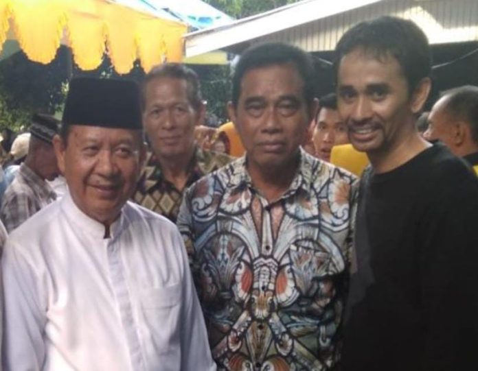 FOTO: Kedua dari kiri HM. Amin Syam, Andi Mualim (Tengah) dan Andi Rahmat Saleh atau Andi Emmang paling kanan (baju hitam) dalam satu kesempatan.