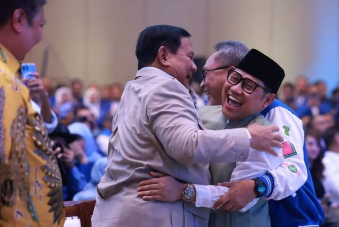 FOTO: Kiri Ketua umum partai Golkar Airlangga Hartarto, Prabowo Subianto, Muhaimin Iskandar (Cak Imin) dan Zulkifli Hasan dalam acara peringatan HUT PAN ke 25 di Jakarta.