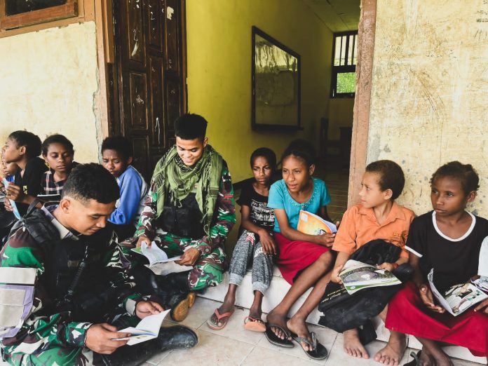 FOTO: Satgas Yonif 122/TS menggelar perpustakaan keliling, bertempat di Kampung Kalimo, Distrik Waris, Kabupaten Keerom. Minggu (3/9/2023)