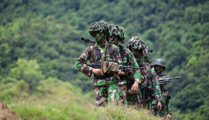 Ilustrasi anggota TNI AD lakukan teknik penyergapan