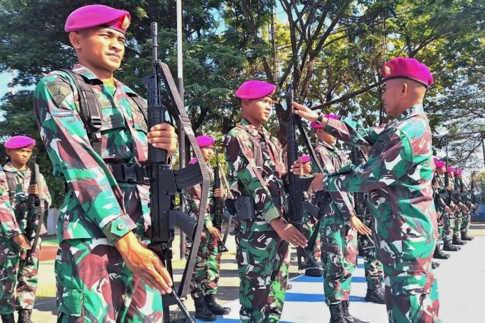 FOTO: Prajurit petarung Yonmarhanlan VI Makassar melaksanakan latihan Peraturan Baris Berbaris (PBB) di lapangan Apel Mako Yonmarhanlan VI. JL.Yos Soedarso No.308 Kota Makassar. Senin (04/09/2023)