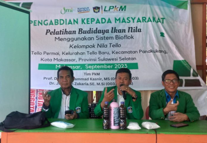 FOTO: Ketua Program Studi Doktor Ilmu Perikanan Pascasarjana UMI, Prof. Dr. Ir. H. Muhammad Kasnir, M.Si, Selasa dan Mahasiswa dan Dosen prodi Diktor Ilmu Perikanan melakukan pengabdian kepada masyarakat melalui budidaya ikan di Tello Kecamatan Panakkukang, Kota Makassar, Senin 4 September 2023).