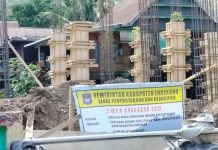 Pengerjaan Proyek Bangunan Dinas Perpustakaan dan Kearsipan Enrekang Diduga Pekerjakan Anak Dibawa Umur Tuai Sorotan FOTO: Pelaksanaan Pengerjaan pembangunan gedung perpustakaan dan kearsipan Kabupaten Enrekang.