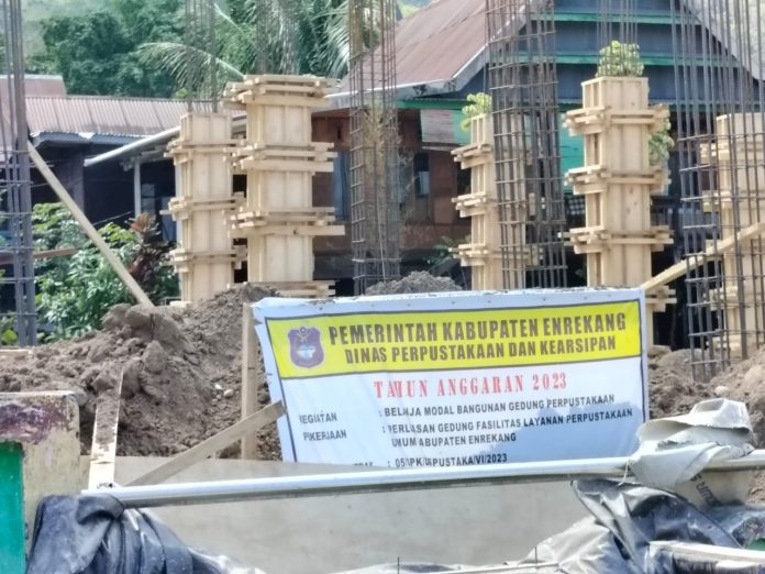 FOTO: Pelaksanaan Pengerjaan pembangunan gedung perpustakaan dan kearsipan Kabupaten Enrekang.