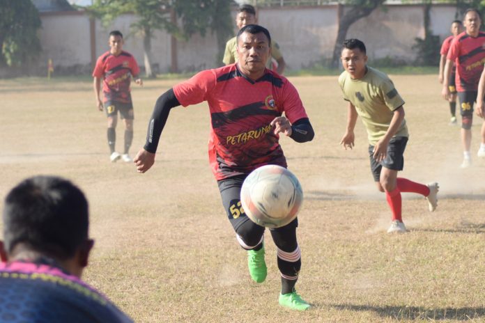 FOTO: Prajurit Yonmarhanlan Vl Makassar melaksanakan pertandingan olahraga sepak bola yang digelar di lapangan Sepak bola Poltekpel Barombong, Rabu (06/09/2023).