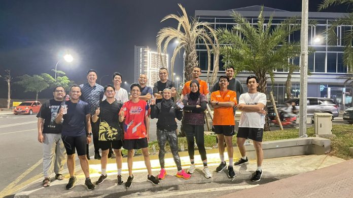 FOTO: Sulaiman Syamsuddin, SH., MH, Koordinator AKPI Wilayah Makassar bersama para rekan pada kegiatan lari bersama komunitas lawrunners.id Makassar