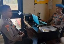 Oknum Polisi Bakar dan Sobek Baliho Bacapres Ganjar Pranowo FOTO: Aipda AL saat diperiksa oleh pihak Propam Polsek Lakudo, Buton Tengah.