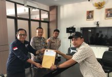 GMB Sulsel Laporkan PT. BLG Soal Limbah B3 ke Gakkum KLHK Sulawesi FOTO: Kiri, Muh Amin, S.H., M.H, Kepala Sub Bagian Tata Usaha Gakkum KLHK wilayah Sulawesi saat menerima pelaporan GMB Sulsel. Kamis (7/9/2023)
