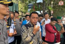 IMM dan HMI MPO Tolak Depo Pertamina di Ujung Tanah, Desak DPRD Sulsel Gelar RDP FOTO: Wakil Ketua DPRD Sulsel, Syaharuddin Alrif saat menemui para demonstran. Rabu (6/9/2023)