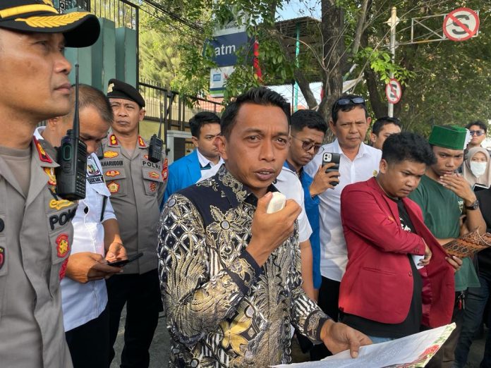 FOTO: Wakil Ketua DPRD Sulsel, Syaharuddin Alrif saat menemui para demonstran. Rabu (6/9/2023)