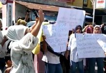 Emak-emak Geruduk Kantor Camat Hamparan Perak FOTO: warga Desa Sialang Muda, Kecamatan Hamparan Perak, Kabupaten Deli Serdang, menggeruduk Kantor Camat Hamparan Perak, Kamis (7/9).