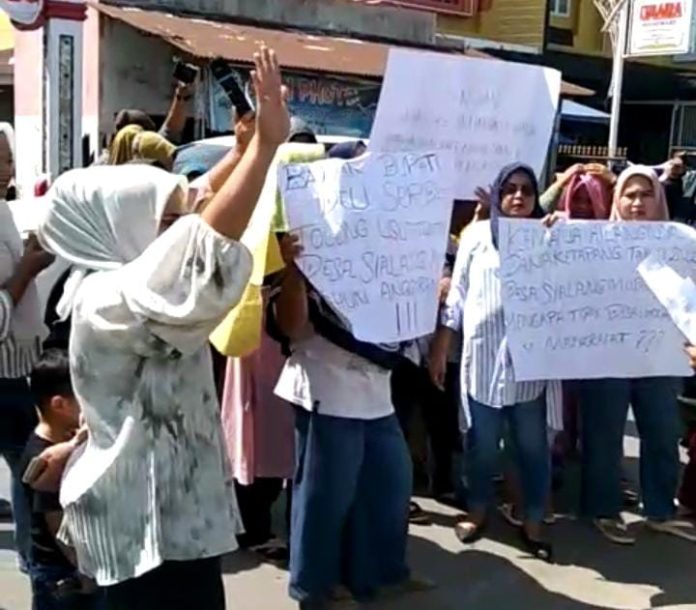 FOTO: warga Desa Sialang Muda, Kecamatan Hamparan Perak, Kabupaten Deli Serdang, menggeruduk Kantor Camat Hamparan Perak, Kamis (7/9).