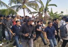 Botol Terbang, Rocky Gerung dan Refly Harun Dievakuasi Panitia Diskusi di Sleman FOTO: Rocky Gerung dan Refly Harun saat dievakuasi panitia penyelenggara diskusi Kebangsaan di Kopi Nuri di Jalan Anggajaya Condongcatur Kapanewon Depok Sleman, Jumat (8/9/2023).