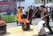 Kejari Situbondo Menggelar Kegiatan Pemusnahan Barang Bukti FOTO: Kejaksaan Negeri (Kejari) kabupaten Situbondo kembali menggelar kegiatan pemusnahan barang bukti (BB) yang berlangsung di halaman kantor setempat. Kamis, (07/09/2023).