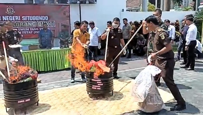 FOTO: Kejaksaan Negeri (Kejari) kabupaten Situbondo kembali menggelar kegiatan pemusnahan barang bukti (BB) yang berlangsung di halaman kantor setempat. Kamis, (07/09/2023). 