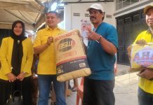 Usai Memberi Bantuan Korban Kebakaran Cambaiya, Ketua Golkar Makassar Temui Team APPI MU FOTO: Kiri Hj. Amriana, Munafri Arifuddin dan Tokoh Masyarakat Cambaiya saat menyerahkan bantuan kepada warga terdampak kebakaran.