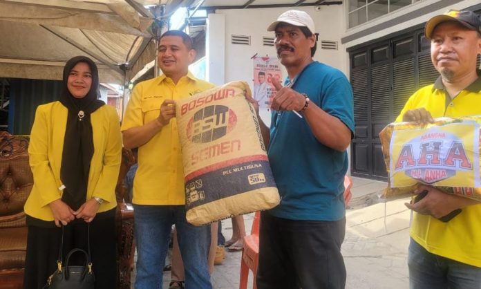 FOTO: Kiri Hj. Amriana, Munafri Arifuddin dan Tokoh Masyarakat Cambaiya saat menyerahkan bantuan kepada warga terdampak kebakaran.