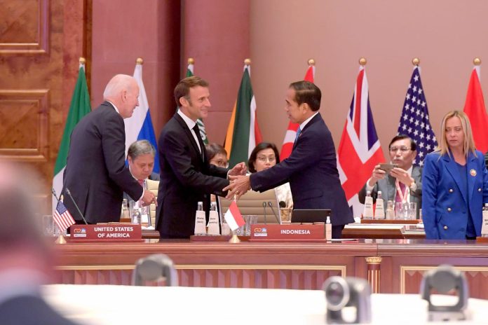 FOTO: Presiden Jokowi usai pertemuan bilateral dengan Presiden Republik Prancis Emmanuel Macron di Bharat Mandapam, IECC, Pragati Maidan, New Delhi, India, Sabtu (09/09/2023). (Foto: BPMI Setpres/Laily Rachev)