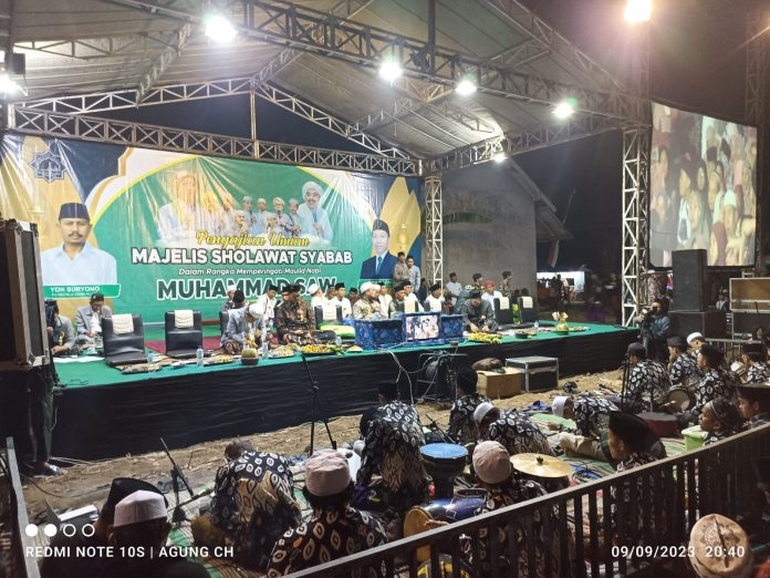 FOTO: Ribuan masyarakat dari berbagai kalangan pecinta Sholawat Syabab, nampak hadir berbondong-bondong memadati lapangan desa Kladi, kecamatan Cermee, kabupaten Bondowoso, Jawa Timur. Sabtu, (09/09/2023) malam.