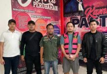 Korupsi Sapi Rp 1.2 Milyar, Aldian Escobar Diringkus Kejari Jeneponto FOTO: Aldian Escobar Ahmad (Rompi Pink) saat dicebloskan ke penjara oleh Tim Penyidik Tindak Pidana Korupsi (Tipikor) Kejaksaan Negeri (Kejari) Jeneponto. Minggu (10/9/2023)