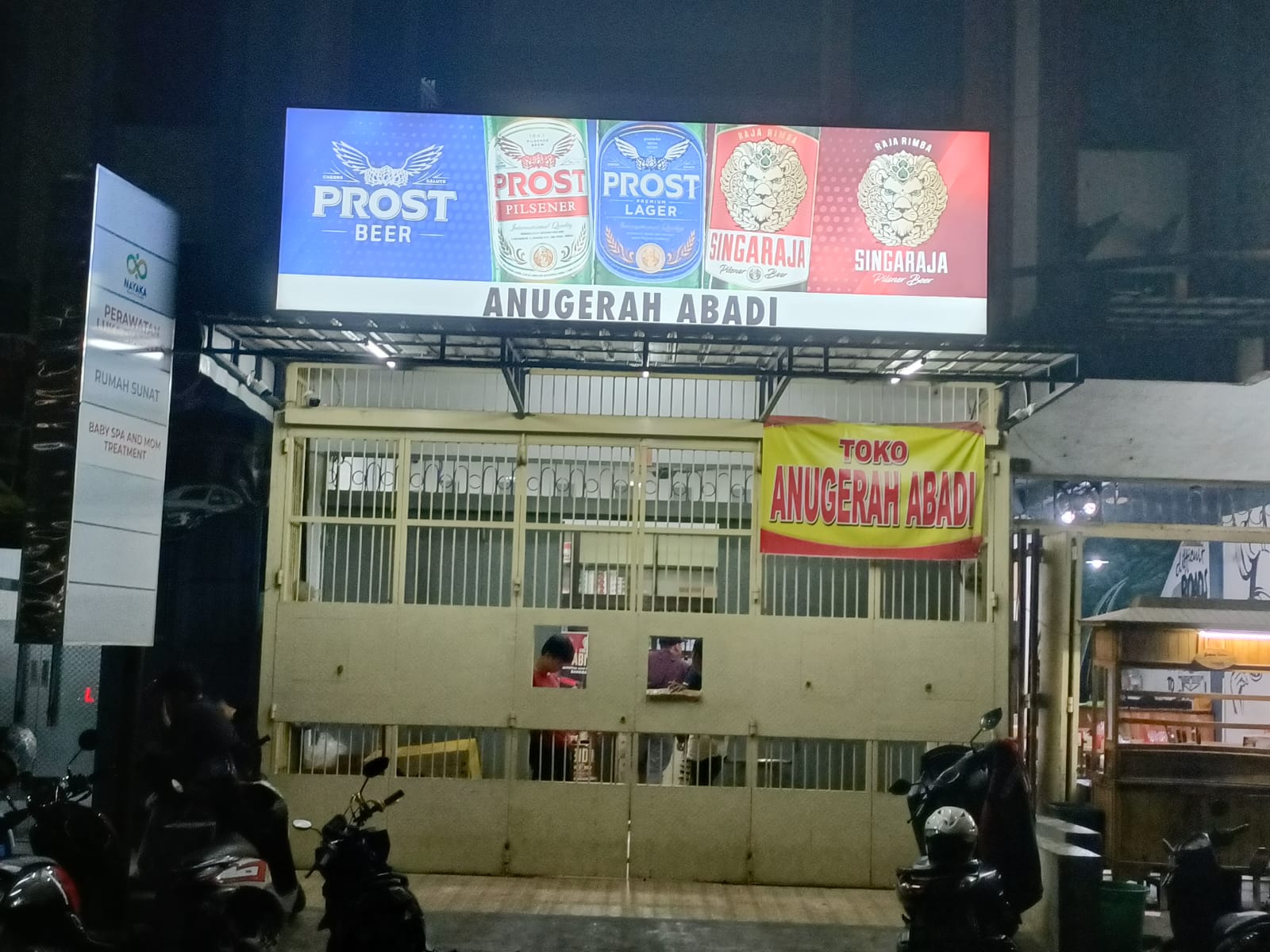 FOTO: Toko Anugerah Abadi di Jalan Toddopuli Raya Timur, Kecamatan Panakukang didatangi sejumlah aparat bea cukai Makassar. Senin malam (11/7/2023)