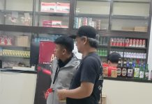 Satgas Bea Cukai Makassar Tutup Toko Minol di Toddopuli FOTO: Tim bea cukai Makassar saat mendatangi Toko Anugerah Abadi di Jalan Toddopuli Raya Timur, Kecamatan Panakukang