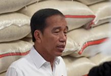 Mengantisipasi Fenomena El Nino, Presiden Jokowi Tinjau Gudang Bulog Dramaga Bogor FOTO: Presiden Jokowi saat memberikan keterangan persnya di gudang Badan Urusan Logistik (Bulog) Dramaga di Kabupaten Bogor, Senin (11/9).