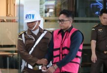 Penyidik Jampidsus Kejagung Kembali Tetapkan 3 Tersangka Kasus Korupsi BTS BAKTI Kominfo FOTO: Salah satu Tersangka saat digiring Penyidik ke rumah tahanan negara di Jakarta. Senin (11/9/2023)