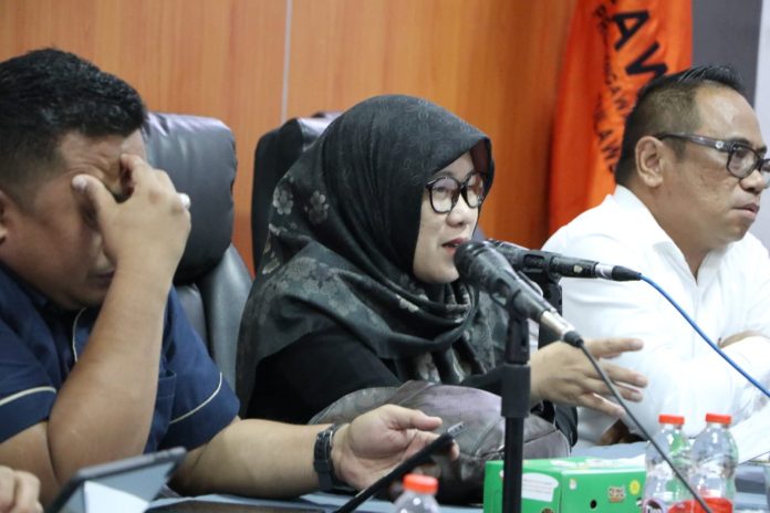 FOTO: Ketua Bawaslu Sulsel Mardiana Rusli saat memimpin rapat koordinasi dengan KPU. Senin , (11/9/2023)