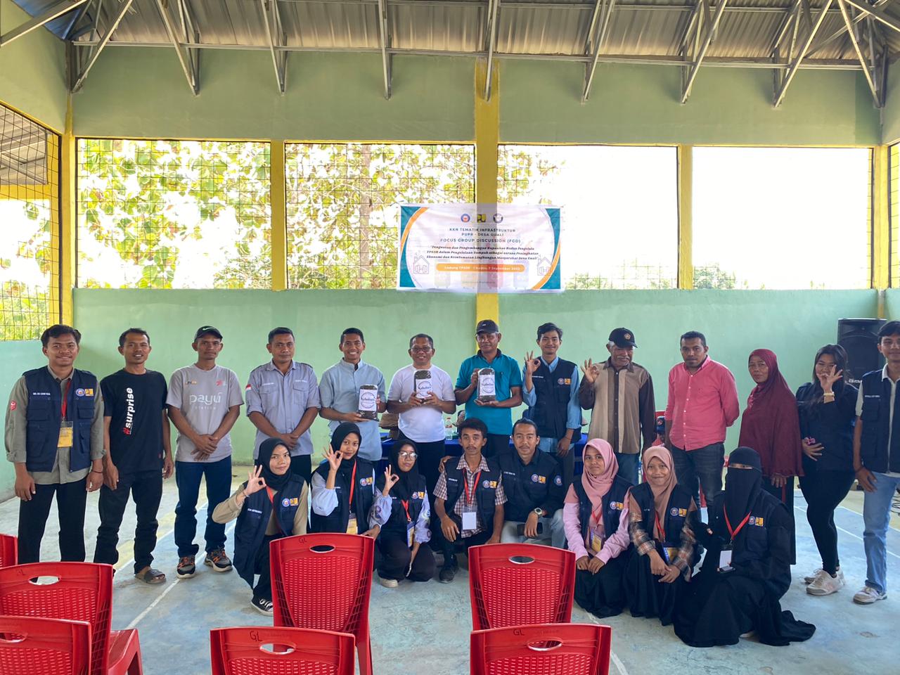 Foto Bersama Kegiatan Focus Froup Discussion (FGD) tema "Penguatan dan pengembangan badan kapasitas badan pengelola TPS3R dalam pengelolaan sampah sebagai sarana peningkatan ekonomi dan keselamatan lingkungan Desa Guali". 