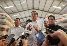 Draf PKPU Percepat Pendaftaran Capres dan Cawapres, Presiden Jokowi: Tanyakan ke KPU Foto: Presiden Joko Widodo melakukan tinjauan ke gudang Perum Bulog di Dramaga, Kabupaten Bogor, Provinsi Jawa Barat, Senin (11/9/2023). (Ist)