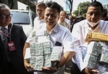 Kejagung Menyita Uang Senilai Rp27 miliar Dalam Kasus Korupsi BTS BAKTI FOTO: Kejaksaan Agung (Kejagung) menyita uang Rp27 miliar yang dikembalikan kuasa hukum PT Solitech Media Sinergy Irwan Hermawan Maqdir Ismail dalam kasus dugaan korupsi penyediaan menara BTS BAKTI Kominfo. (ANTARA FOTO/Rivan Awal Lingga)