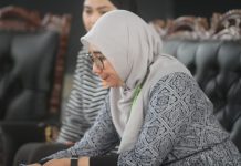 Anak-anak Belajar, Orangtua Siswa SLBN 1 Makassar Ikuti Seminar Gizi dan Kesehatan FOTO: dr Andi Syurma Sari Ismail.Sp,GK dokter spesialis gizi UPF balai besar kesehatan paru masyarakat RSUP Tajuddin Chalid, saat mengisi seminar gizi dan kesehatan kepada anak berkebutuhan khusus di SLBN 1 Pembina kota Makassar di Jalan Daeng Tata Raya, Tamalate, Kota Makassar. Selasa (12/9/2023).
