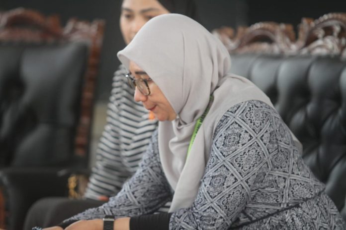 FOTO: dr Andi Syurma Sari Ismail.Sp,GK dokter spesialis gizi UPF balai besar kesehatan paru masyarakat RSUP Tajuddin Chalid, saat mengisi seminar gizi dan kesehatan kepada anak berkebutuhan khusus di SLBN 1 Pembina kota Makassar di Jalan Daeng Tata Raya, Tamalate, Kota Makassar. Selasa (12/9/2023).