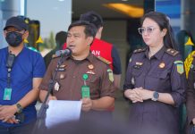 Pasca Vonis Bebas, Eks Direktur PDAM Makassar Belum Bisa Tersenyum Lebar, Kasipenkum: JPU Kasasi FOTO: Kasipenkum Kejati Sulsel Soetarmi, SH.,MH saat memberikan keterangan persnya di Kejati Sulsel terkait kasus lainnya.