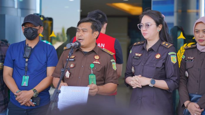 FOTO: Kasipenkum Kejati Sulsel Soetarmi, SH.,MH saat memberikan keterangan persnya di Kejati Sulsel terkait kasus lainnya.