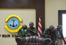Prajurit Petarung Yonmarhanlan VI Lumpuhkan Teroris FOTO: Aksi menegangkan terjadi ketika prajurit petarung Yonmarhanlan VI Makassar terlibat dalam adu tembak menembak dengan kelompok teroris di gedung Mako Lantamal VI. Kamis (14/09/2023)
