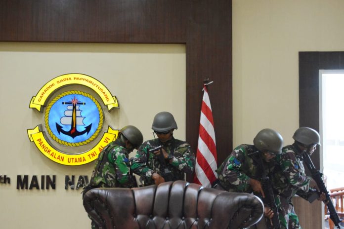 FOTO: Aksi menegangkan terjadi ketika prajurit petarung Yonmarhanlan VI Makassar terlibat dalam adu tembak menembak dengan kelompok teroris di gedung Mako Lantamal VI. Kamis (14/09/2023)