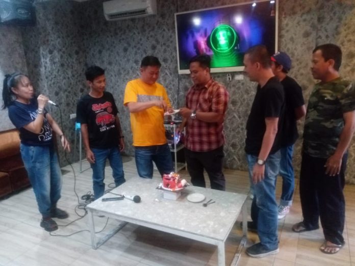 FOTO: Pimpinan Umum dan sekaligus Pimpinan Redaksi Gibson M. Simanjuntak, bersama tim redaksi menggelar Anniversary 1 tahun media online radarsumut.id berlangsung di Stadion Cafe, Kecamatan Medan Kota, Kota Medan, Kamis. (14/09/23)siang.