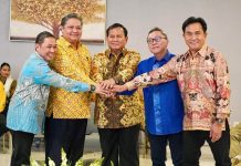 Hasil Pertemuan di DPP Golkar, Prabowo: Kita adalah Poros Tengah FOTO: Ketua Umum Partai Gerindra Prabowo Subianto didampingi Airlangga Hartarto, Zulkifli Hasan, Yusril Ihza Mahendra dan Anies Matta memberi keterangan persnya di Kantor DPP Partai Golkar di Slipi, Jakarta, Kamis malam (14/9).