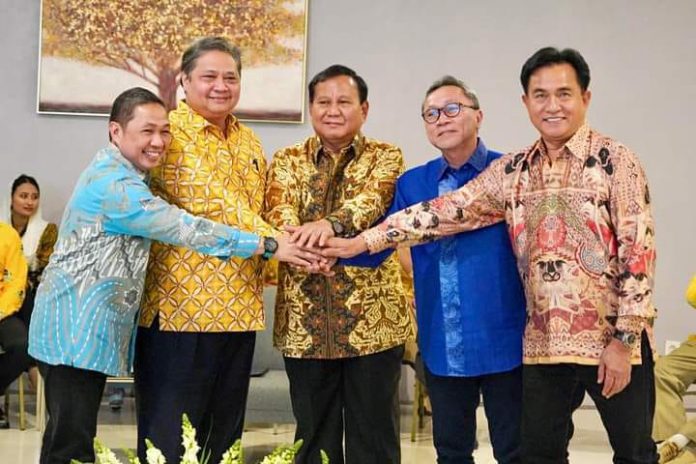 FOTO: Ketua Umum Partai Gerindra Prabowo Subianto didampingi Airlangga Hartarto, Zulkifli Hasan, Yusril Ihza Mahendra dan Anies Matta memberi keterangan persnya di Kantor DPP Partai Golkar di Slipi, Jakarta, Kamis malam (14/9).