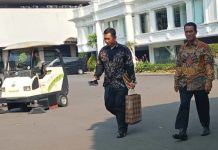 Dipanggil Presiden Jokowi, Mengaku Bahas Ekonomi, Amran Sulaiman Bakal Kembali Jadi Mentan? FOTO: Kanan Mantan Menteri Pertanian Andi Amran Sulaiman saat tiba di Istana Kepresidenan, Jakarta Pusat, Jumat (15/9/2023). (Antara)