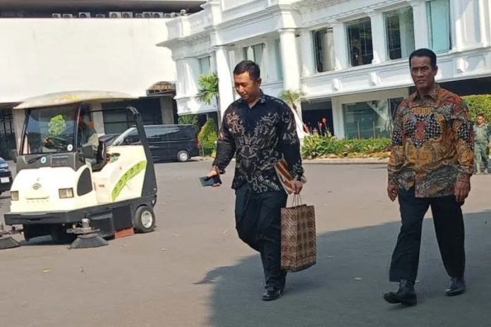 FOTO: Kanan Mantan Menteri Pertanian Andi Amran Sulaiman saat tiba di Istana Kepresidenan, Jakarta Pusat, Jumat (15/9/2023). (Antara)