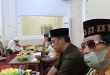 Hanya 7 Bulan, Pengurus Mesjid Al Hidayah Rampungkan ‘Proker’ Jangka Pendek FOTO: Kanan Ketua Pengurus Mesjid Al Hidayah Andi Pasamangi Wawo saat memimpin rapat.