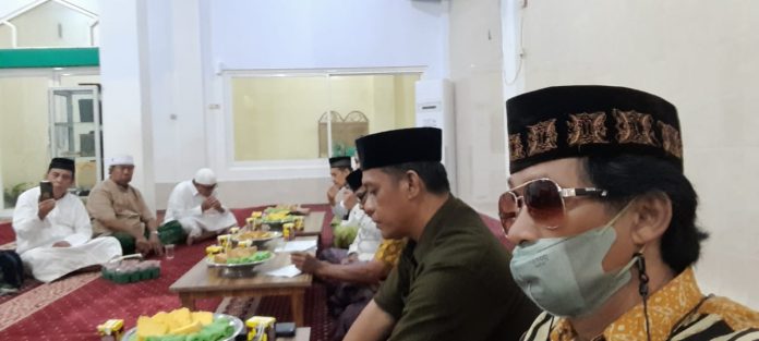 FOTO: Kanan Ketua Pengurus Mesjid Al Hidayah Andi Pasamangi Wawo saat memimpin rapat.