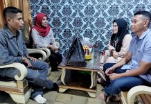 Manfaatkan Hari Libur, Perwira Yonmarhanlan VI Makassar Anjangsana Ke Rumah Prajurit FOTO: Letda Marinir Laode Musriwin Komandan Kompi Senapan (Dankie Pan) Yonmarhanlan VI beserta istri melaksanakan anjangsana kerumah Kopka Marinir Mujiono di Komplek TNI AL Dewa Kembar Blok G No. 140, Tamalabba, Kota Makassar. Sabtu (16/09/2023).